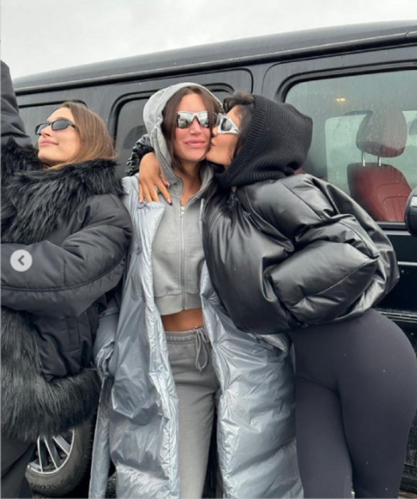 Kylie Jenner junto a Hailey Bieber y otra amiga en sus vacaciones de año nuevo en Aspen Colorado todas visten ropa de invierno llevan lentes de sol y se muestran divertidas