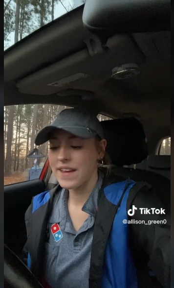 joven repartidora de pizza en su coche 