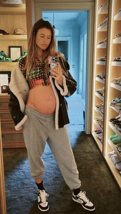 Behati Prinsloo tomándose una foto frente al espejo mostrando su barriga de embarazo 