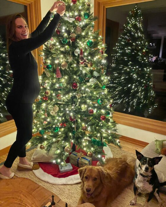 foto de la actriz Hilary Swank decorando su árbol de navidad con su pancita de embarazo 