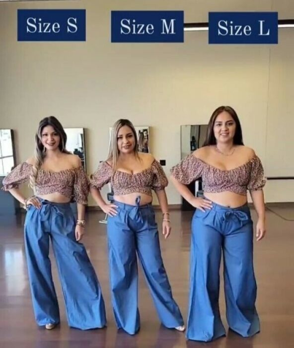 tres chicas posando mientras lucen el mismo atuendo de pantalón acampanado azul a juego con un top floreado en diferentes tallas 