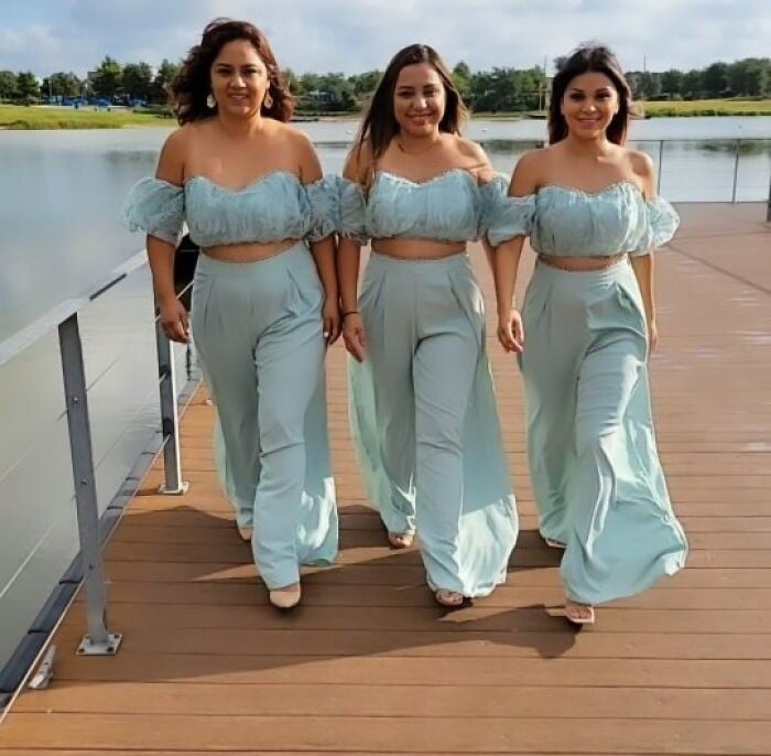 tres mujeres caminando y posando con el mismo atuendo de pantalón ancho a juego con un crop top 