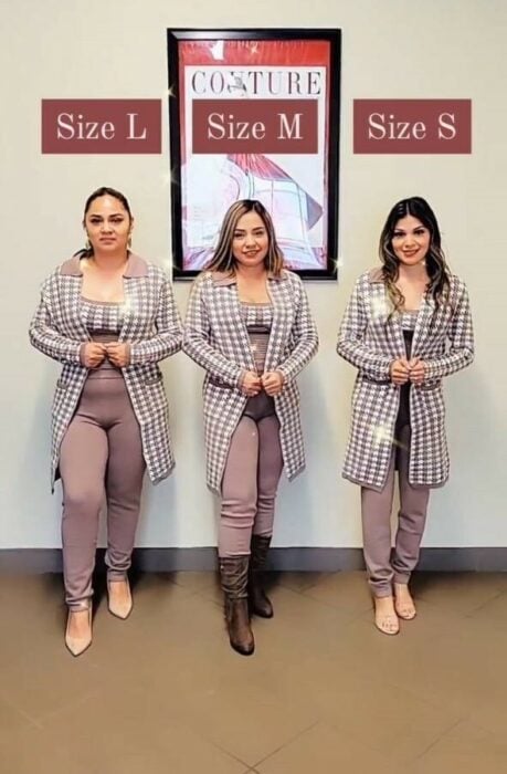 tres chicas vestidas iguales pero posando con diferentes tallas desde la grande hasta la talla chica 