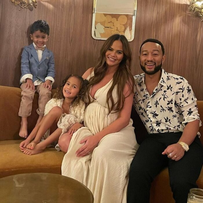 Fotografía familiar de la modelo Chrissy Teigen junto a su esposo John Legend y sus hijos Luna Simone y Miles Theodore