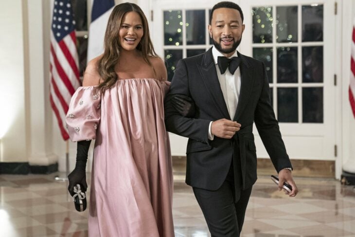 Chrissy Teigen caminando junto a su esposo John Legend en la casa blanca en Washington, D. C. 
