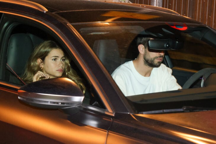 Gerard Piqué y Clara Chía son captados juntos en un automóvil