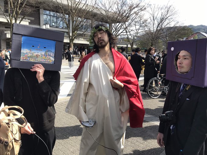 Cosplay de cristo en evento de graduación