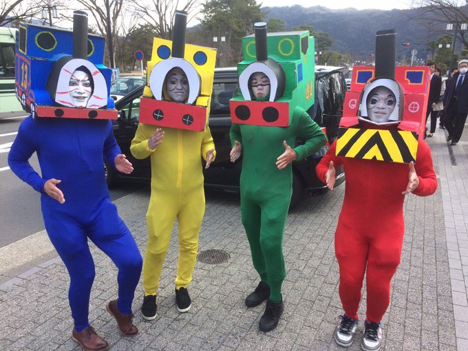 Cosplay de tren para evento de graduación