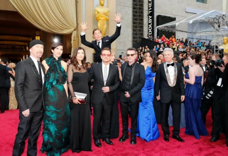 Benedict Cumberbatch sneaks into photo