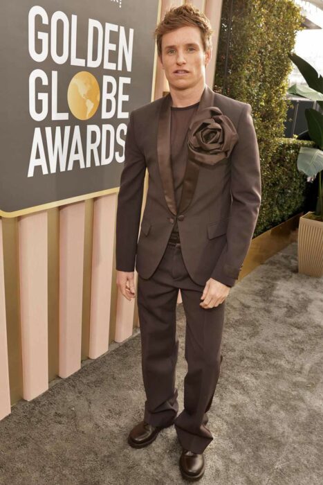 Eddie Redmayne en alfombra roja de los golden globes