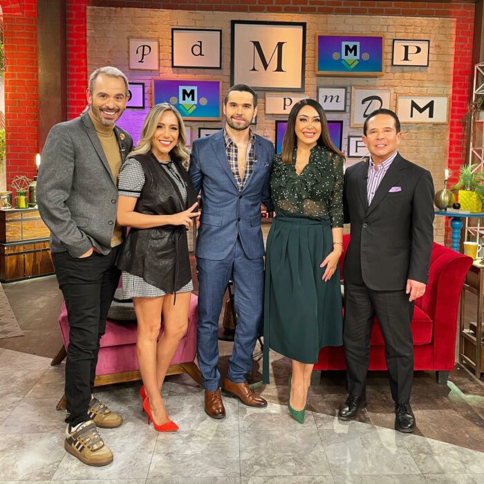 Conductores del programa televisivo de primera mano posando junto al actor mexicano Eleazar Gómez el 30 de enero de 2023