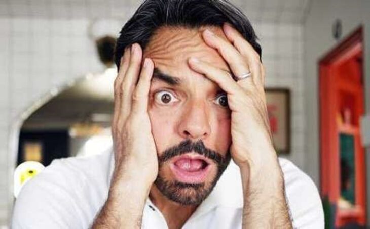 imagen del actor Eugenio Derbez donde hace una expresión de gran sorpresa lleva una camisa blanca 