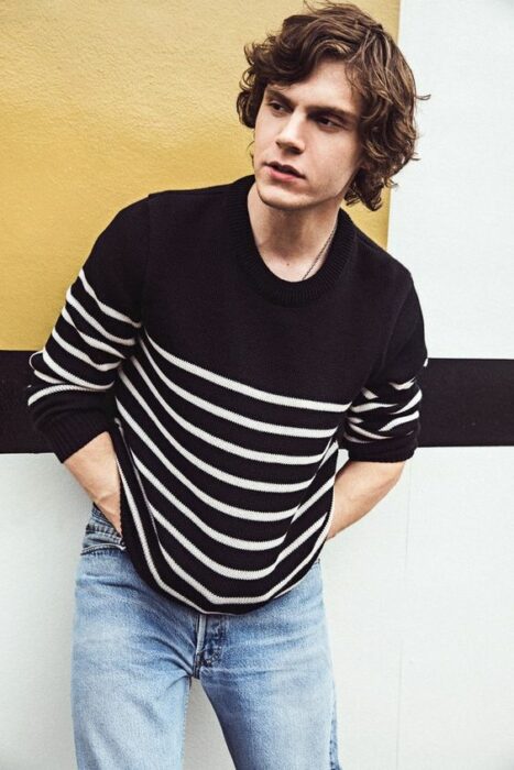 Evan Peters suéter rayado