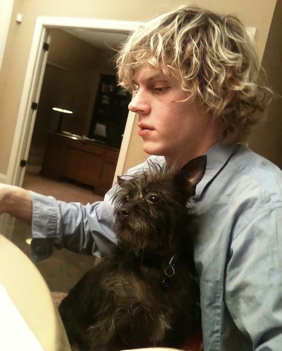 Evan Peters con mascota