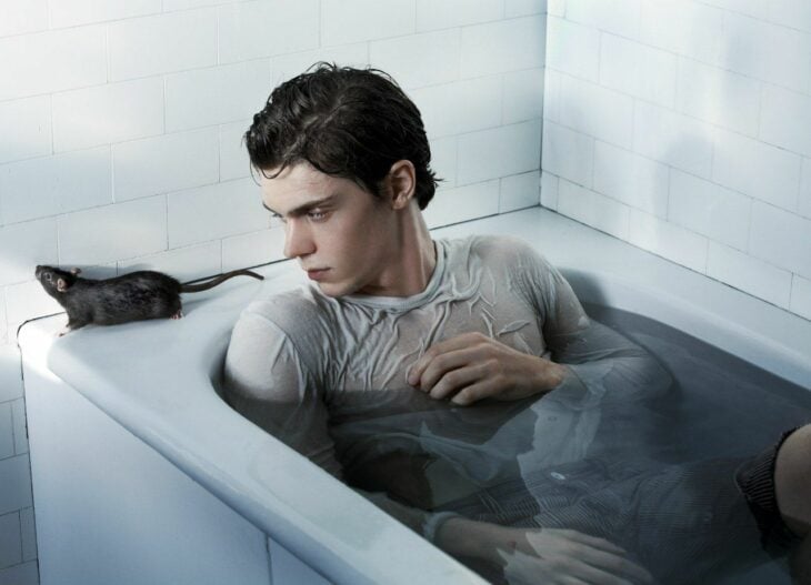 Evan Peters en bañera