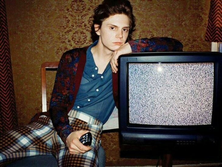 Evan Peters posando con televisión