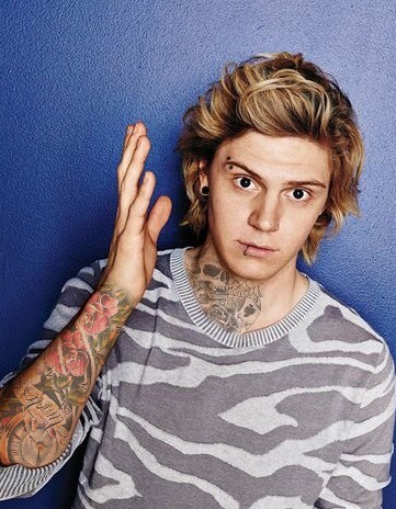 Evan peters con tatuajes