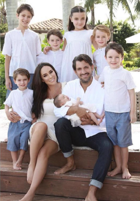 La presentadora Inés Gómez Mont junto a todos sus hijos y su esposo Víctor Manuel Álvarez Puga todos visten una prenda de color blanco