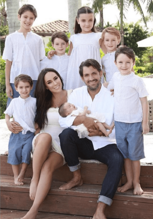 La presentadora Inés Gómez Mont junto a todos sus hijos y su esposo Víctor Manuel Álvarez Puga todos visten una prenda de color blanco