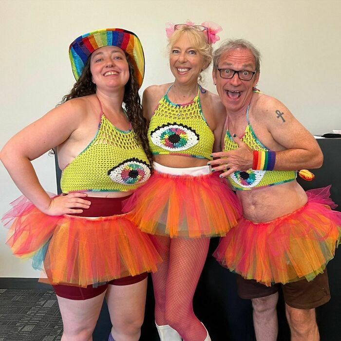 Familia Beaver modelando crop tops de crochet