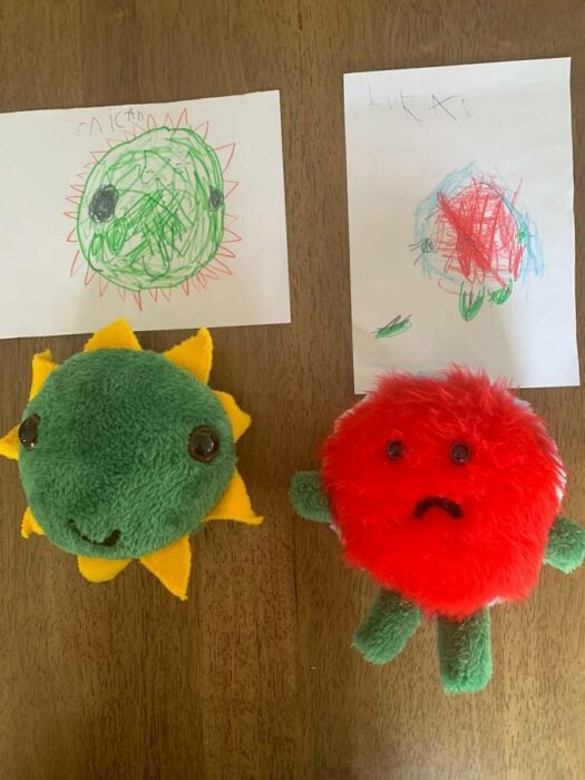 peluches diseñados por dos niños un sol verde y una manzana 