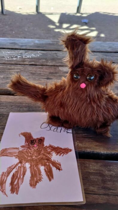 diseño de peluche hecho por un niño en color café