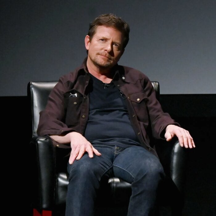 Michael J. Fox sentado