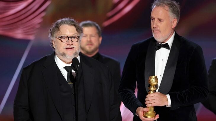 Guillermo del Toro dando discurso por su Globo de Oro 2023 