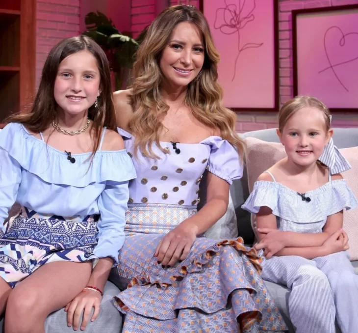 Geraldine Bazán junto a sus hijas 