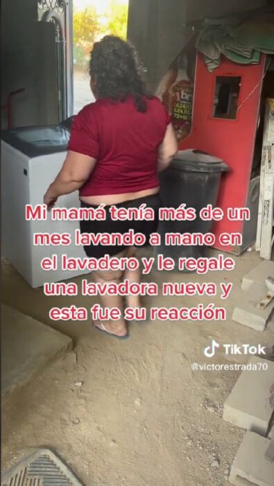 captura de pantalla de un popular video en TikTok en el que una madre se molestar al recibir una lavadora nueva de su hijo 