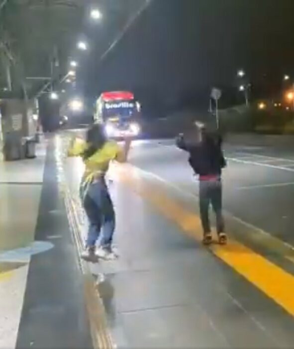 captura de pantalla de un par de niños brincando mientras esperan a su padre para darle un abrazo de año nuevo 