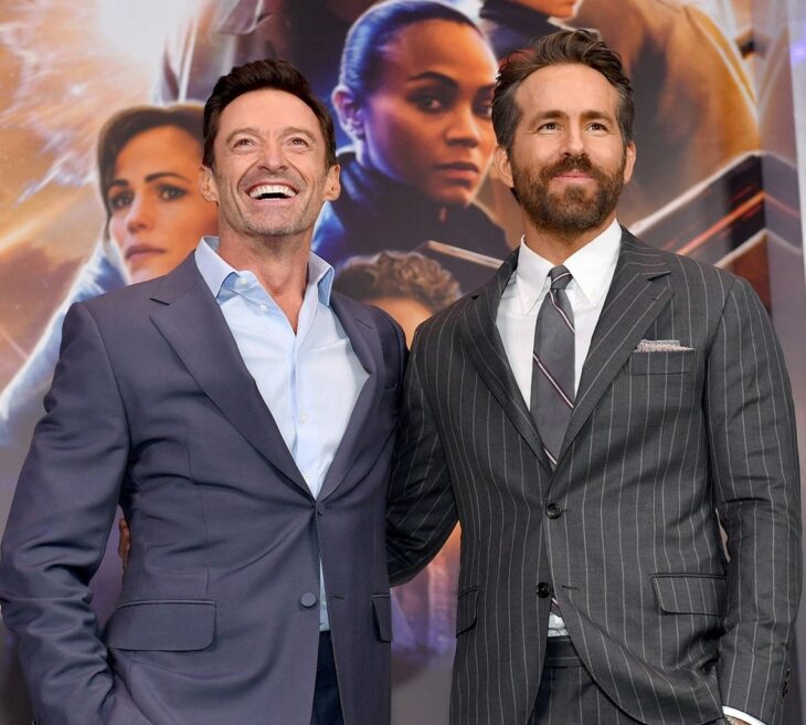 Hugh Jackman y Ryan Reynolds abrazados en los Billboard 