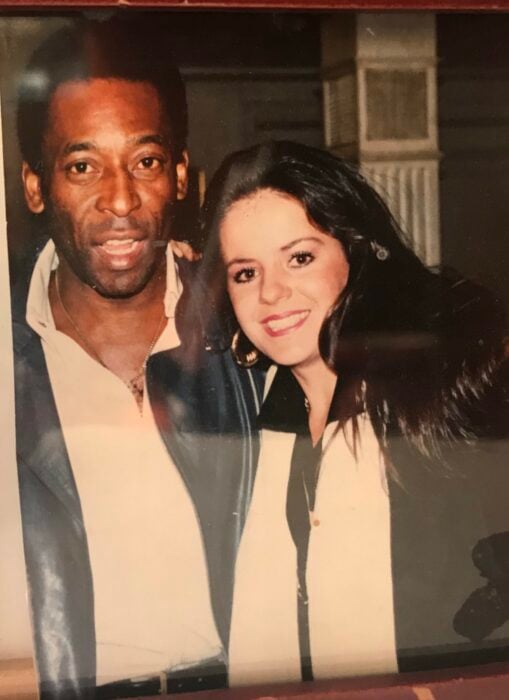 Fotografía de la cantante Isabel Lascuráin junto al futbolista Pelé en el Mundial de fútbol del 86 