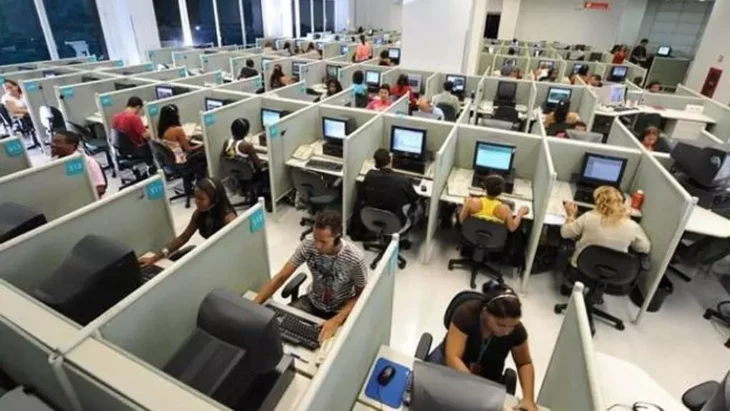 un enorme call center de España lleno de trabajadores