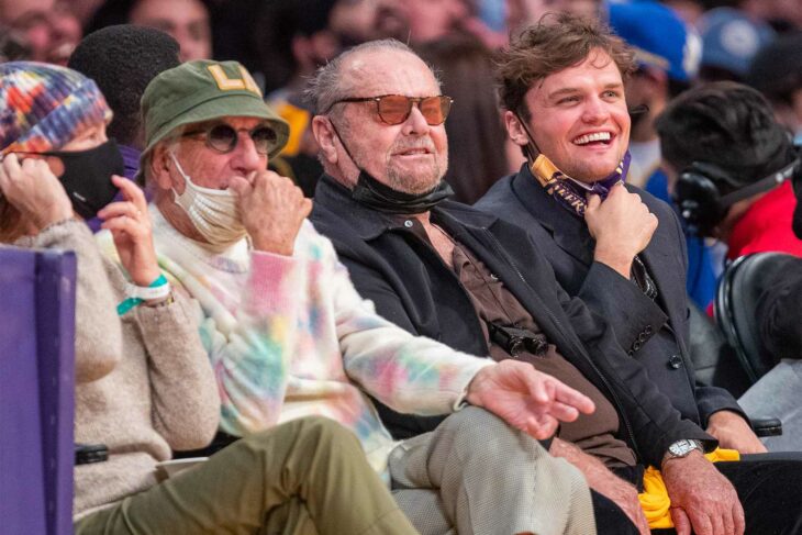 Jack Nicholson con su hijo en un partido de baloncesto