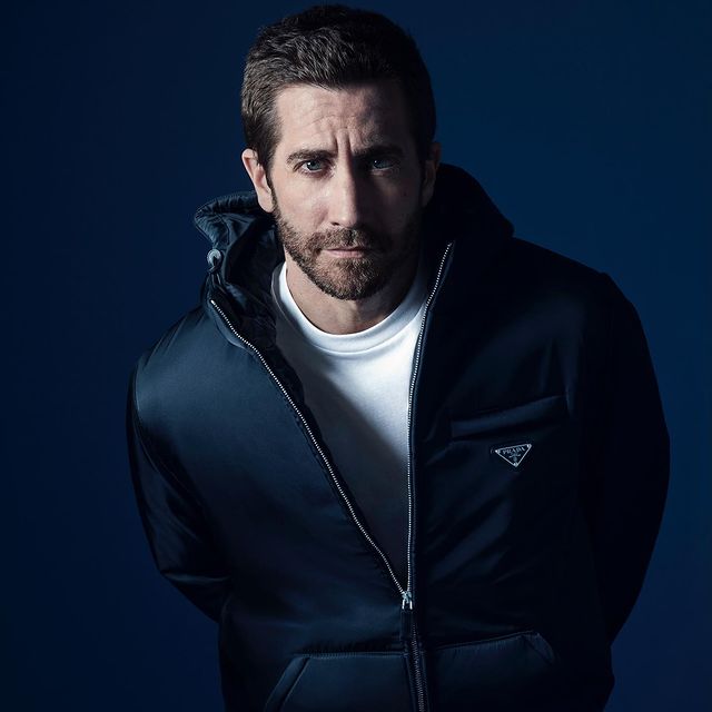 Jake Gyllenhaal con sudadera negra y fondo oscuro