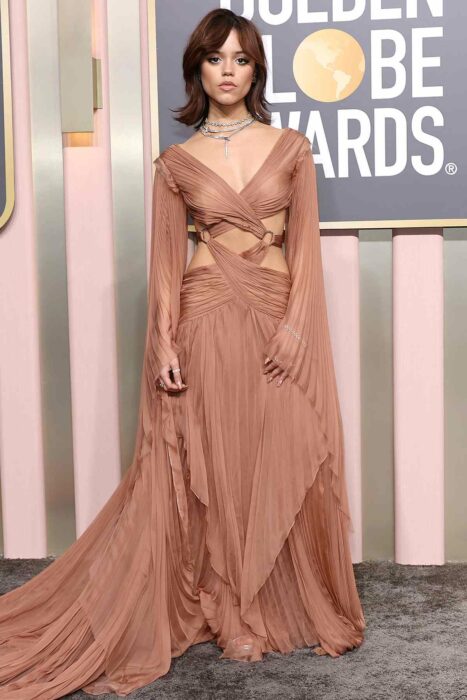 Jenna Ortega con vestido café en los golden globes