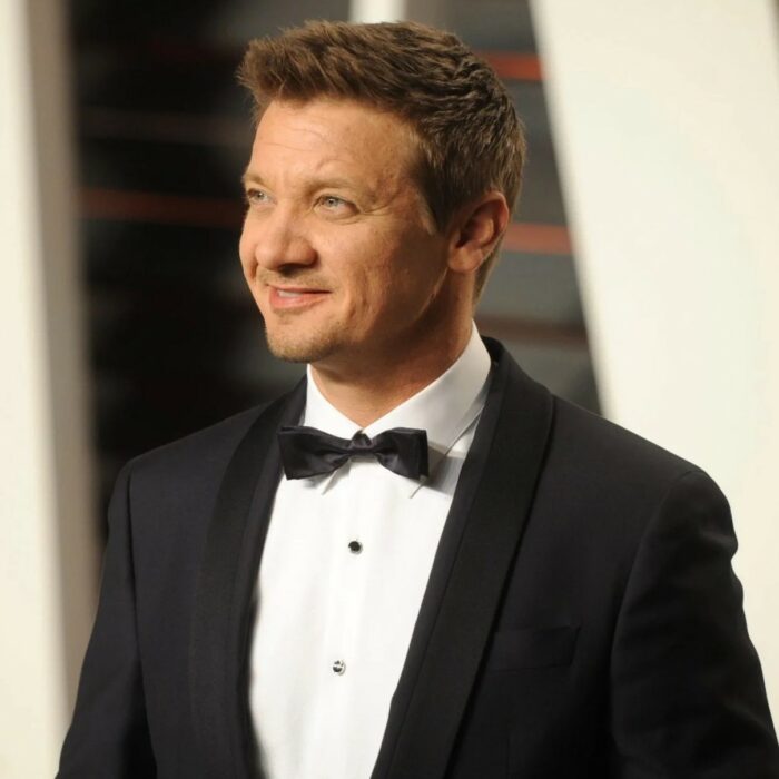 Jeremy Renner sonriendo en alfombra roja de los Premios Óscar