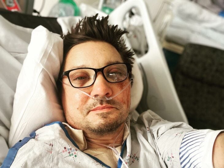Selfie del actor Jeremy Renner hospitalizado con oxígeno y varios golpes en su cara 