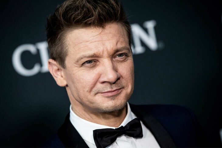 Jeremy Renner durante una entrega de premios con traje negro 