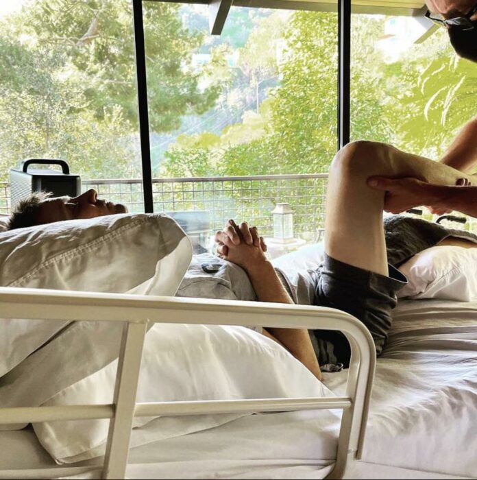 Jeremy Renner recibiendo terapia en casa 