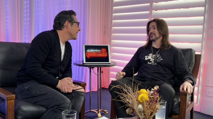 Photograph showing Yordi Rosado in front of Juanes in the interview for the YouTube channel 