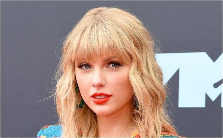 Taylor Swift at an awards ceremony wears her hair down and little makeup