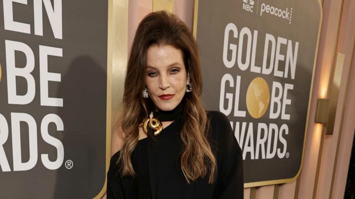 Lisa Marie Presley vestida de negro en la entrega de premios Globo de oro