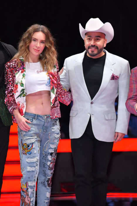 Fotografía de Lupillo Rivera abrazando a Belinda durante la temporada de La Voz México en la que ambos fueron coachs