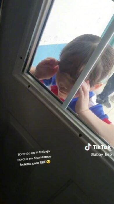 imagen muestra a una niña asomada en la ventana viendo a su maestra llorando 