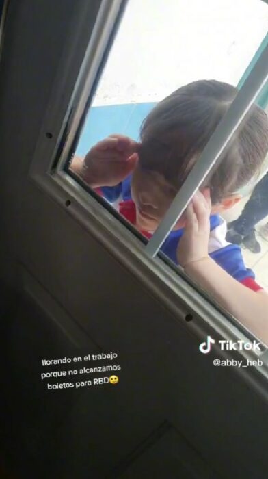 imagen muestra a una niña asomada en la ventana viendo a su maestra llorando 