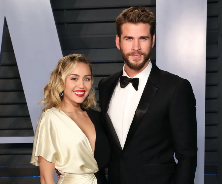 Miley Cyrus y Liam Hemsworth en una entrega de premios