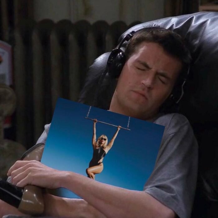 meme del actor Matthews Perry en su personaje de Chandler Bing en la serie de Friends pero sosteniendo un disco con la portada de Miley Cyrus