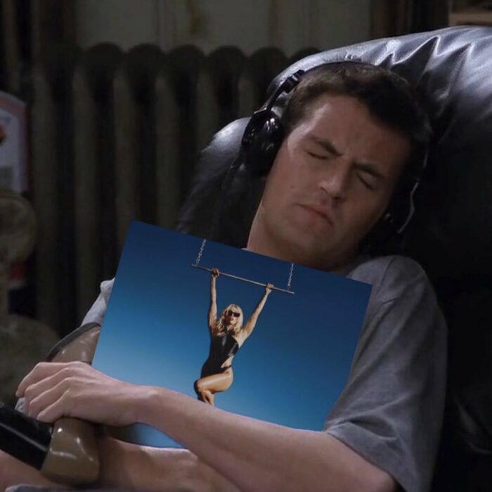 meme del actor Matthews Perry en su personaje de Chandler Bing en la serie de Friends pero sosteniendo un disco con la portada de Miley Cyrus